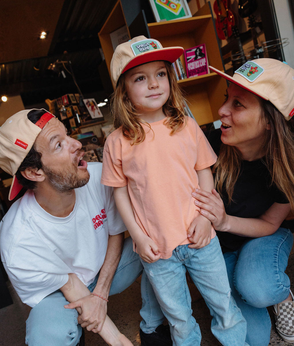 Família com bonés infantis creme, pala reta, patch de flores Hello Hossy