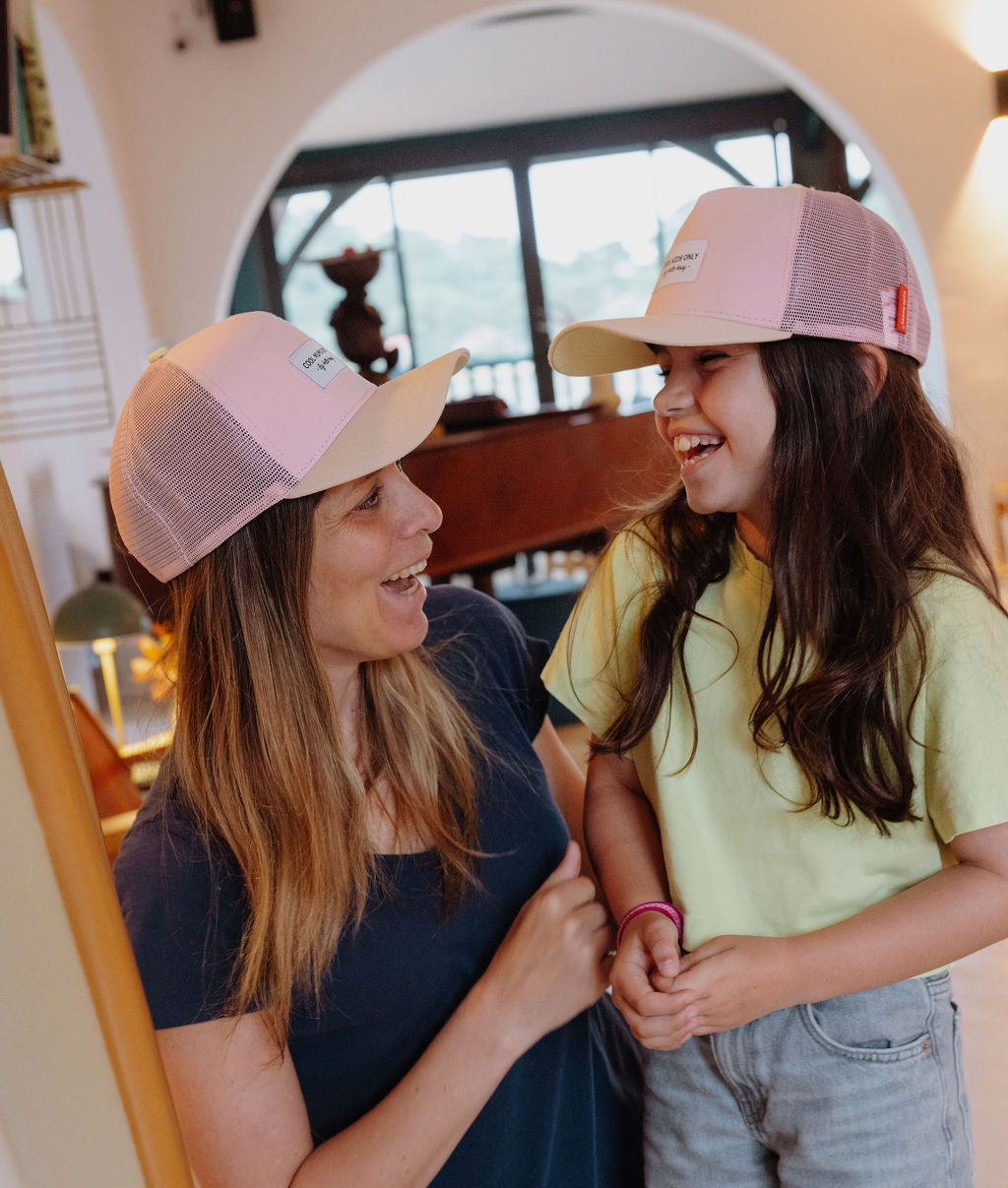 Duo mãe e criança com bonés rosa de pala curva Hello Hossy