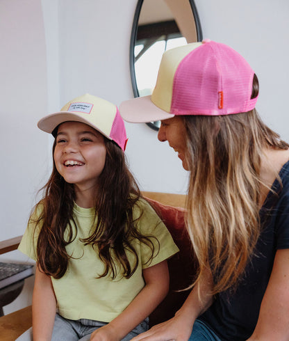 Duo mãe e criança, bonés amarelo e rosa com pala curva Hello Hossy