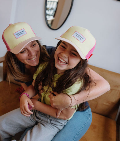 Duo mãe e criança, bonés amarelo e rosa com pala curva Hello Hossy