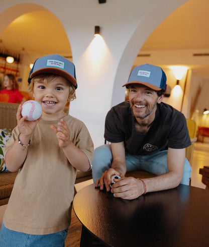 Duo de bonés pai e filho azul e laranja com patch e pala curva Hello Hossy