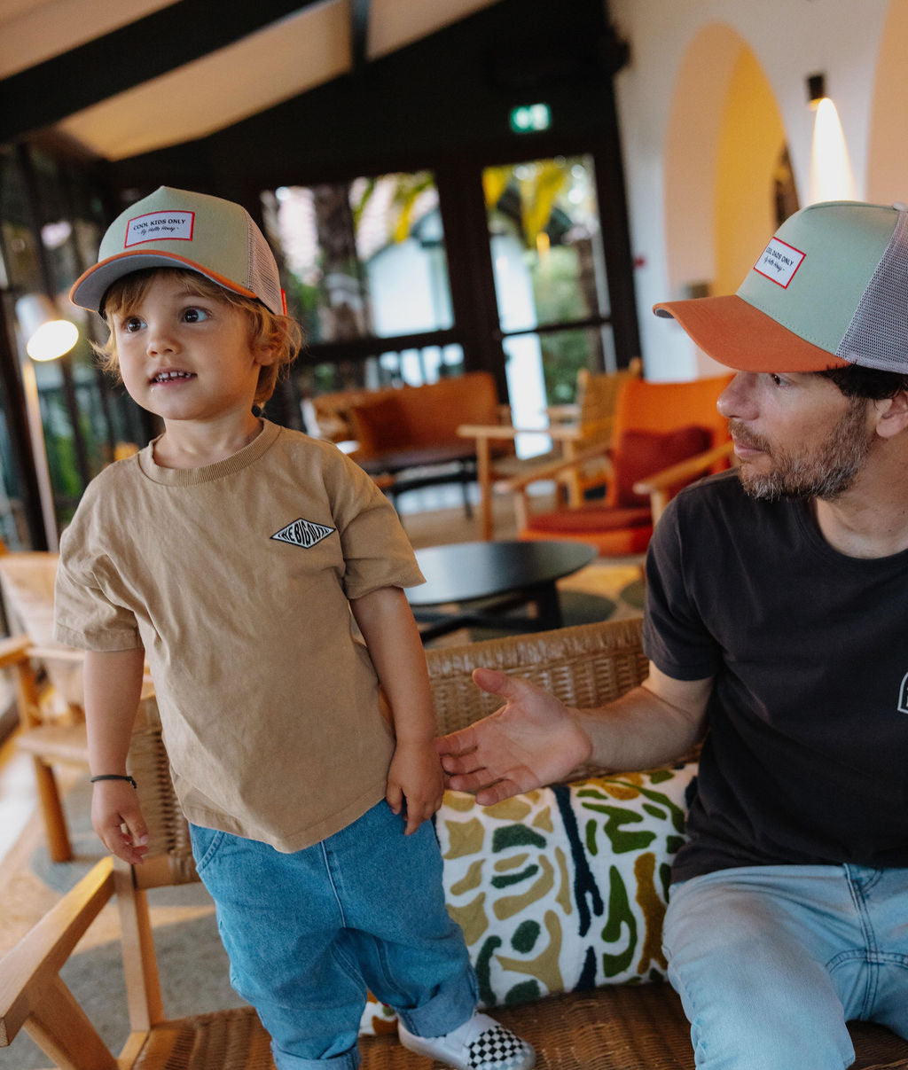 Duo pai e criança, bonés cáqui com pala curva e patch, Hello Hossy
