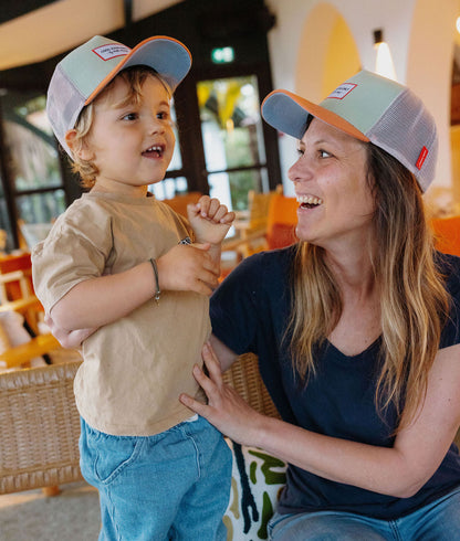 Duo mãe e criança, bonés cáqui com pala curva e patch Hello Hossy
