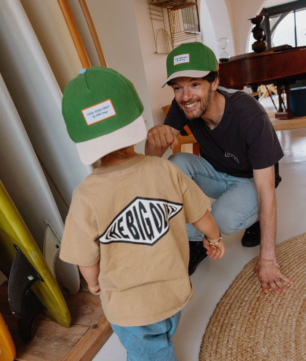 Duo pai e criança com bonés verdes, patch de texto, pala curva Hello Hossy