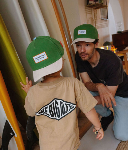 Duo pai e criança com bonés verdes, pala bege, bordado Cool Kids Only Hello Hossy