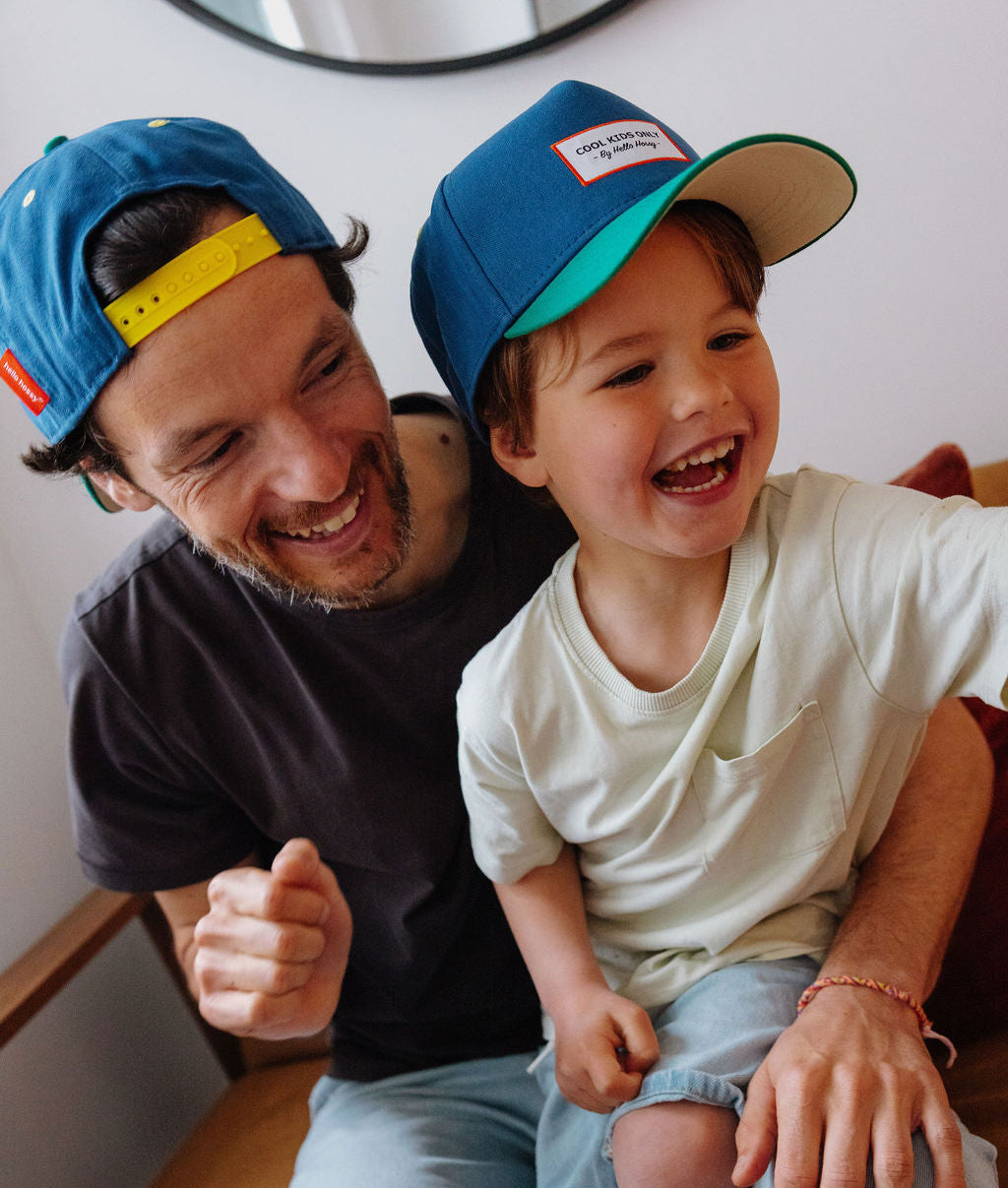 Duo pai e filho com bonés azuis, pala curva e patch estampado Hello Hossy