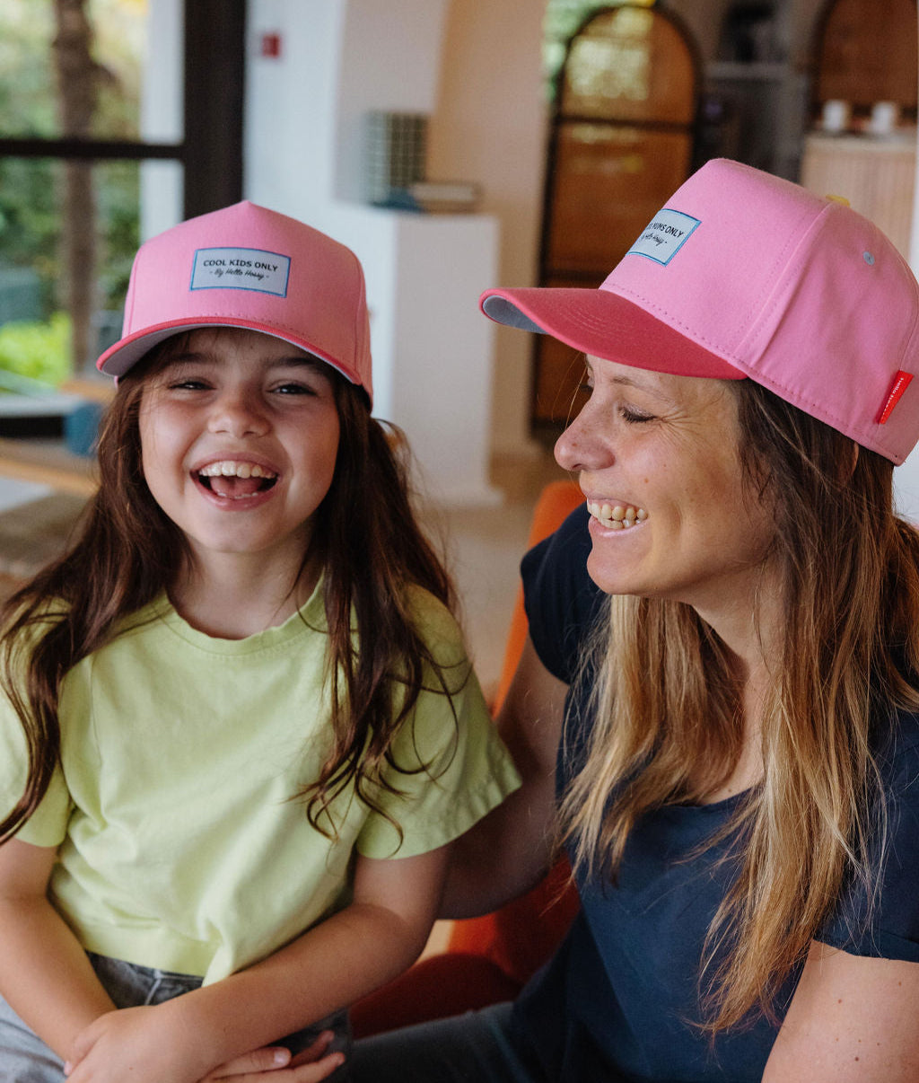 Duo mãe-filho com bonés rosa de pala curva e patch Hello Hossy