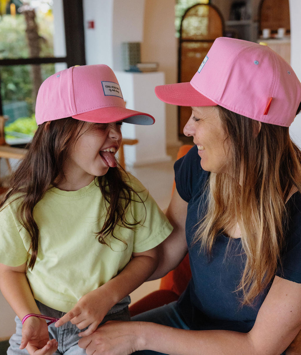 Duo mãe e criança com bonés rosa de palas curvas Hello Hossy