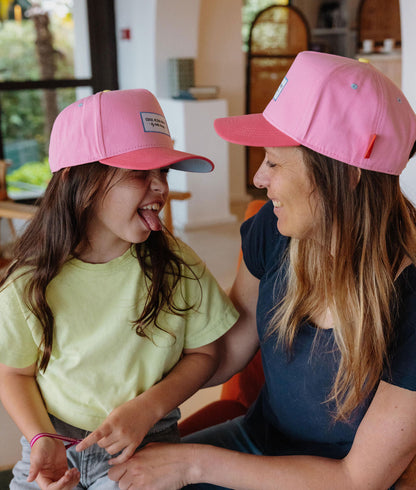 Duo mãe e criança com bonés rosa de palas curvas Hello Hossy