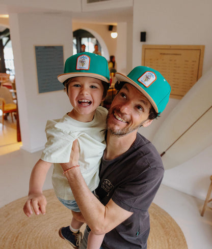 Duo pai e filho, bonés verdes com pala plana, padrão de gelado, mascote Hello Hossy