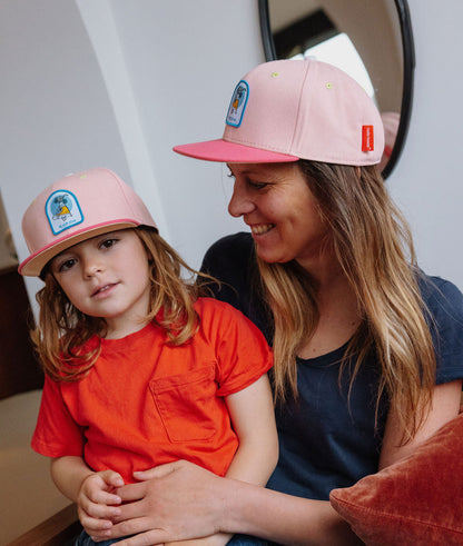 Duo mãe-filho com bonés rosa, patch de flores, pala reta Hello Hossy