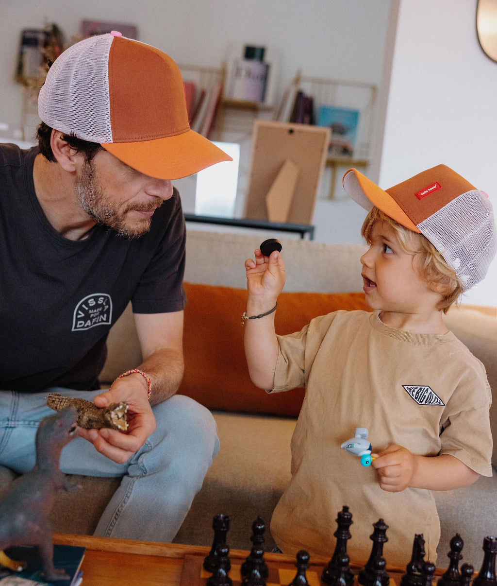 Duo pai e criança com bonés castanhos de palas curvas Hello Hossy