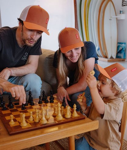 Família com bonés infantis castanhos de pala curva Hello Hossy