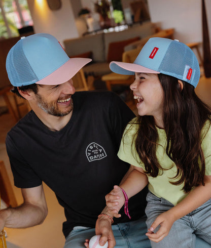 Duo pai e filho bonés azuis com pala rosa patch Hello Hossy