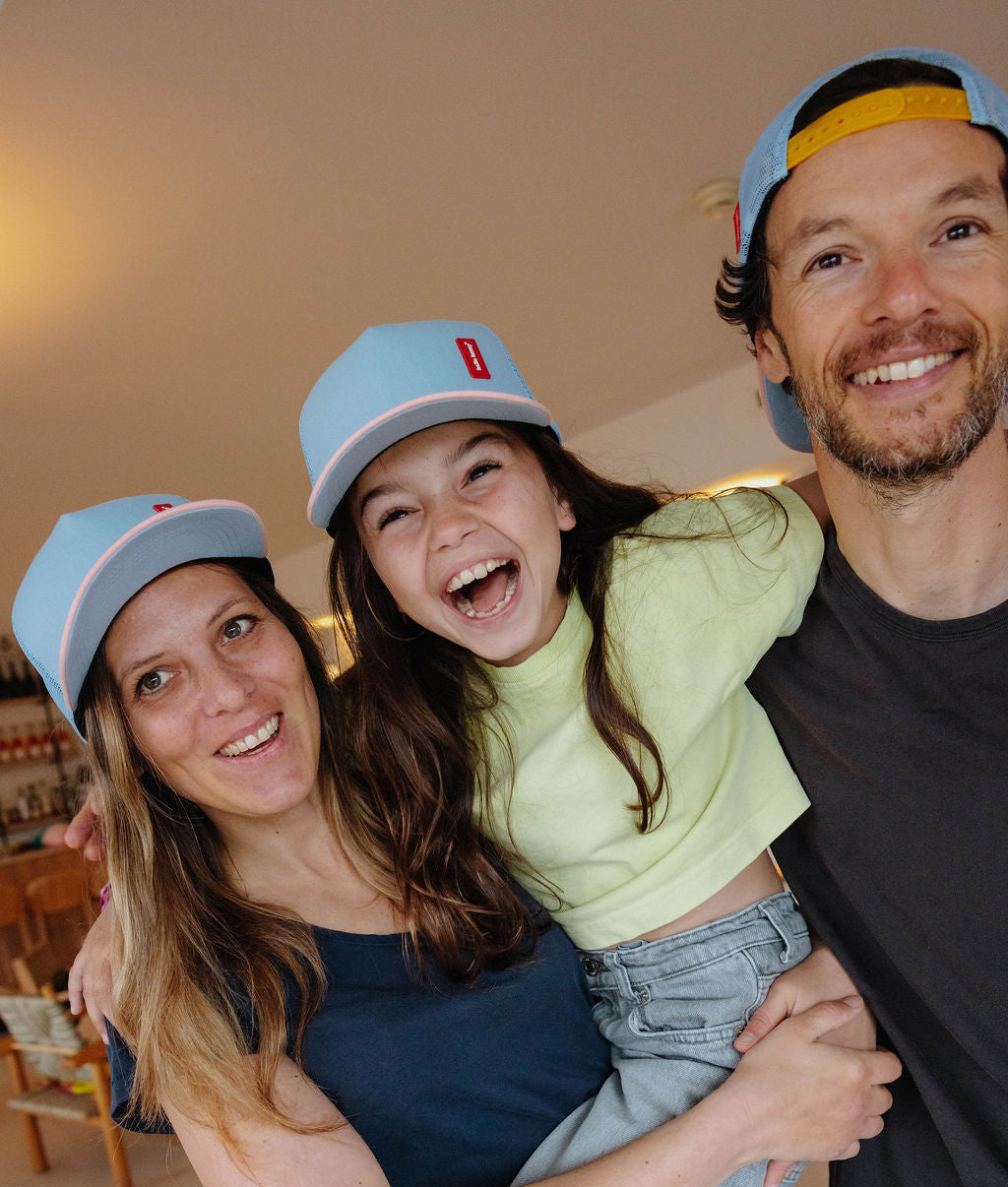 Família com bonés azul-claro de pala reta Hello Hossy