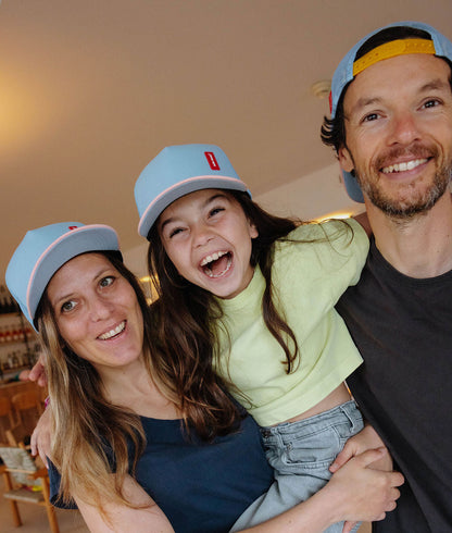 Família com bonés azul-claro de pala reta Hello Hossy