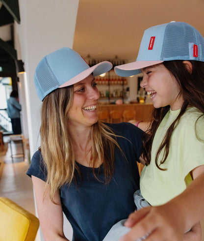 Duo mãe e criança com bonés azul-claro, pala reta rosa Hello Hossy