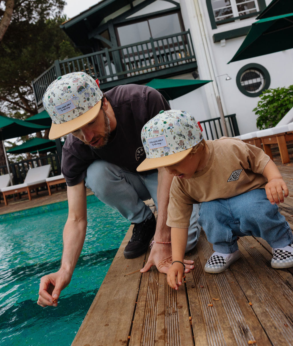 Boné infantil bege com pala reta, estampado de viagem de bicicleta, duo pai-criança Hello Hossy