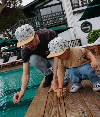 Boné infantil bege com pala reta, estampado de viagem de bicicleta, duo pai-criança Hello Hossy