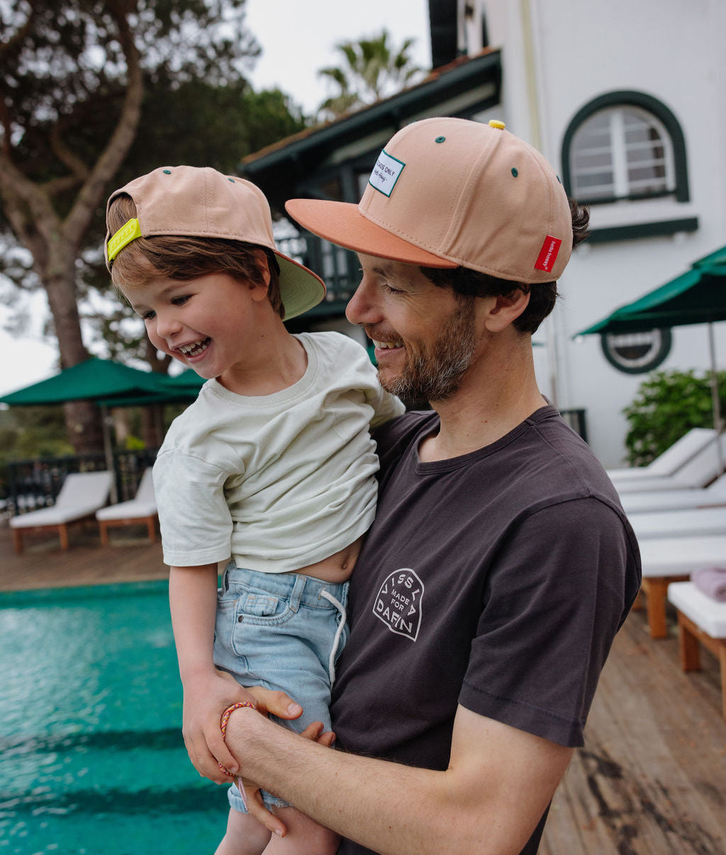 Duo pai e filho, bonés castanhos com palas planas Hello Hossy