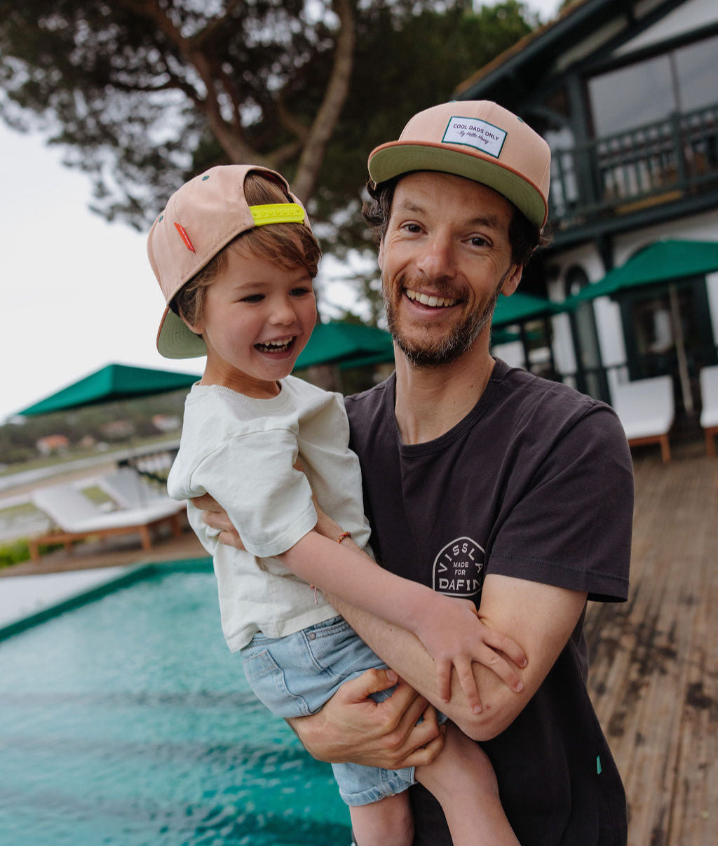 Duo pai e filho, bonés castanhos com palas planas Hello Hossy