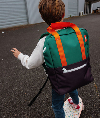 Mochila infantil verde com pegas laranja e bolso frontal com fecho de correr Hello Hossy