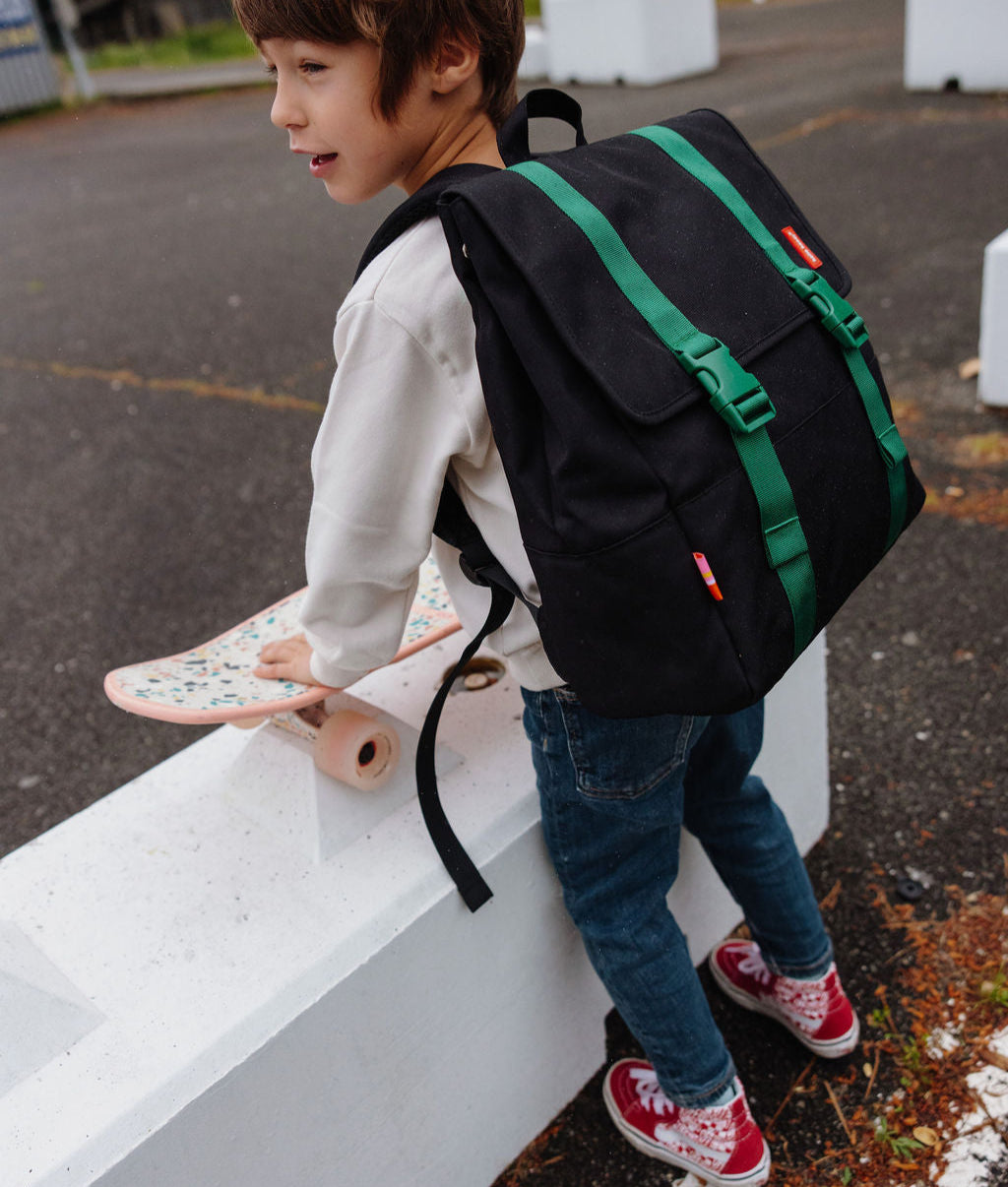 Mochila infantil preta, faixas verdes, fivelas Hello Hossy