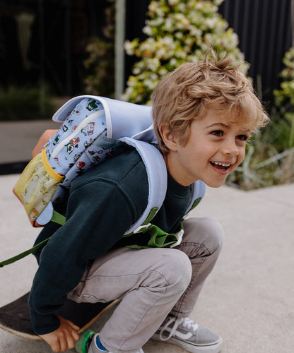 Mochila infantil azul com padrão desportivo e bolso em rede amarelo Hello Hossy