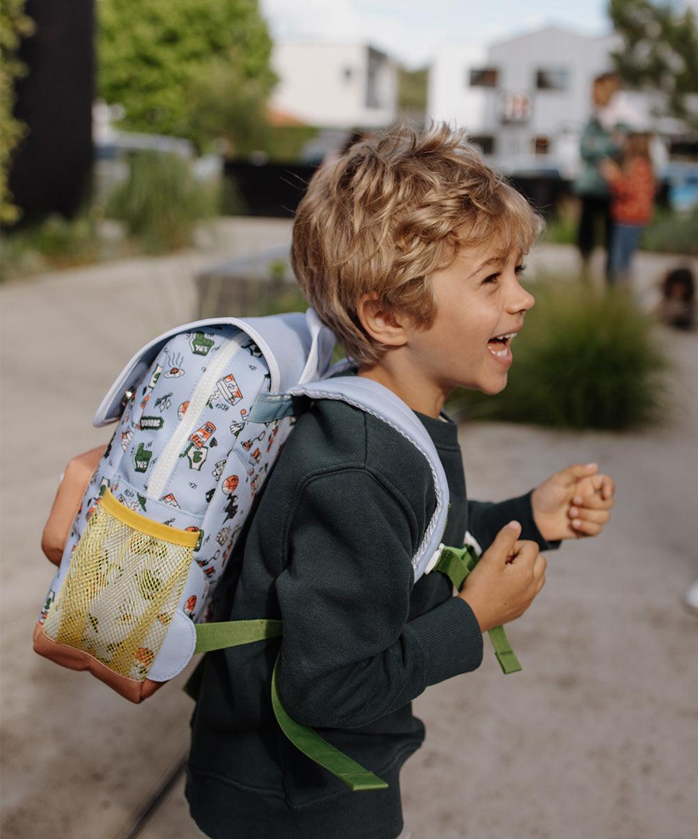 Mochila infantil azul com padrão desportivo e bolso em rede amarelo Hello Hossy