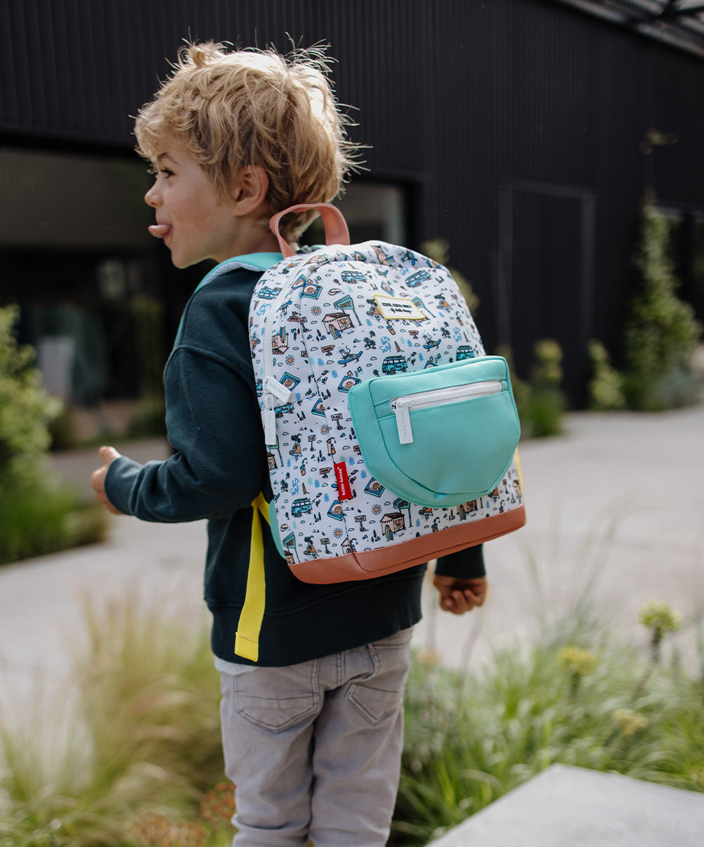 Mochila infantil branca com padrão de viagem e bolso frontal turquesa Hello Hossy