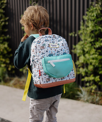 Mochila infantil branca com padrão de viagem e bolso turquesa Hello Hossy