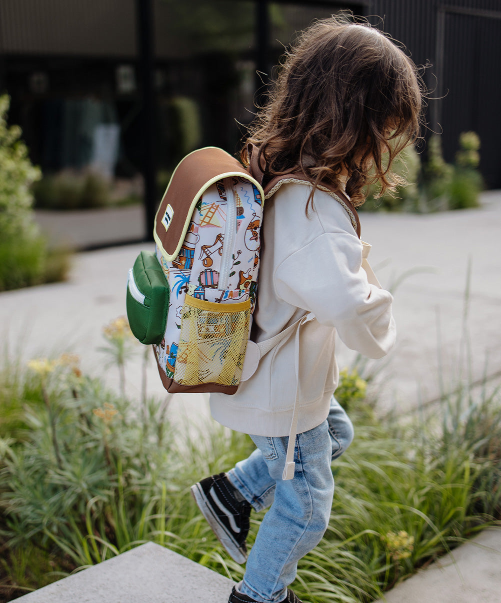 Mochila infantil creme com padrão de viagem USA, bolso em rede amarelo Hello Hossy
