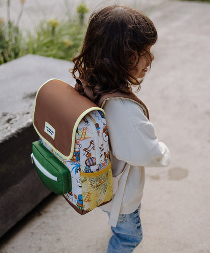 Mochila infantil creme com padrão de viagem USA, bolso em rede amarelo Hello Hossy