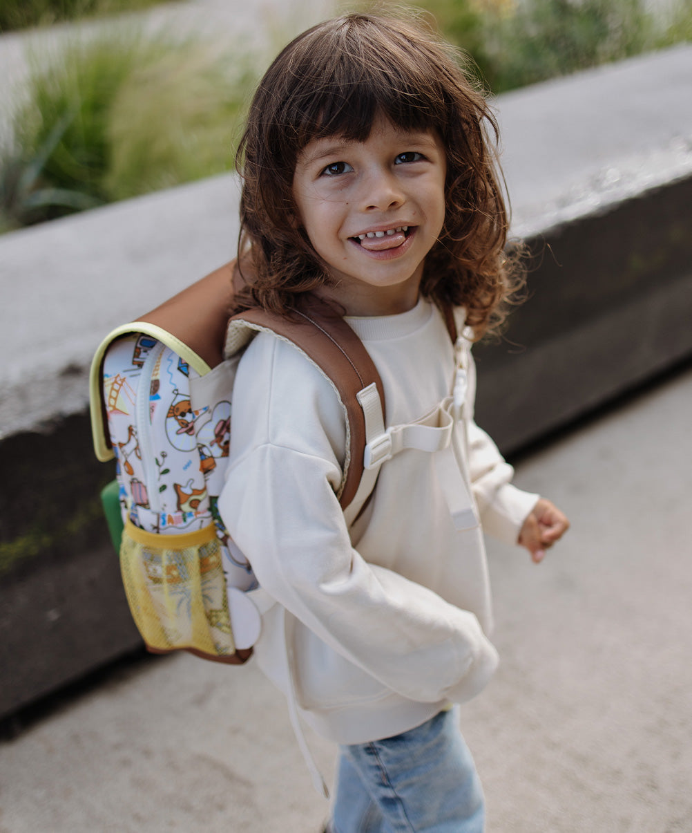 Mochila infantil creme com padrão de viagem USA, bolso em rede amarelo Hello Hossy