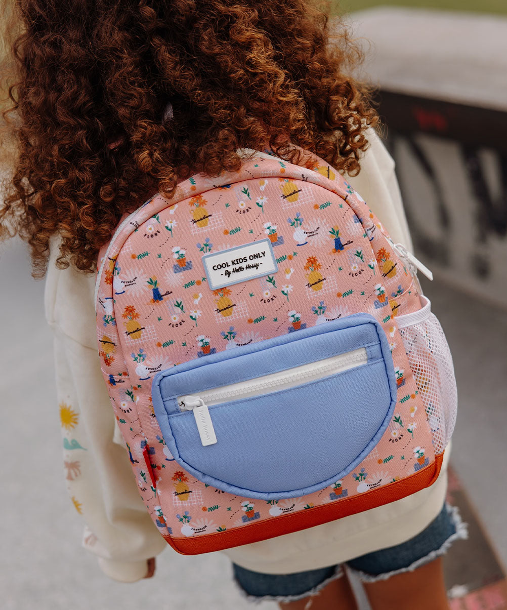 Mochila infantil rosa com estampado de flores e bolso azul Hello Hossy