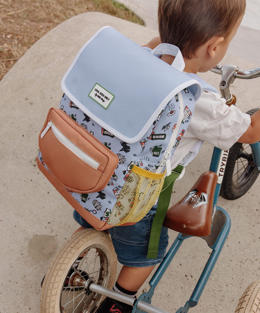 Mochila infantil azul com padrão de desporto, bolso castanho e rede amarela Hello Hossy
