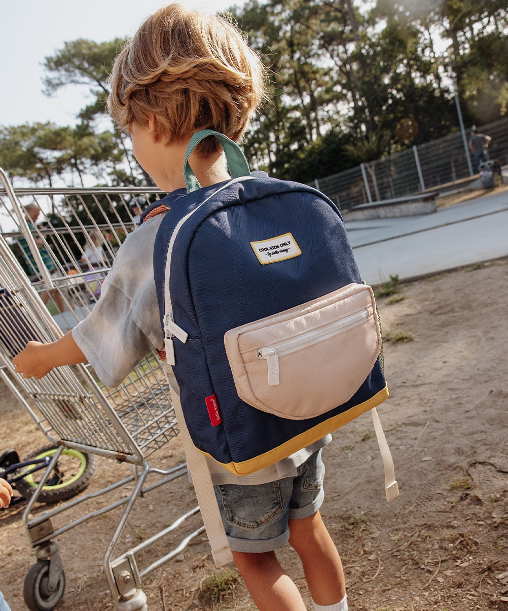 Mochila infantil azul com bolso bege, base amarela e patch Hello Hossy