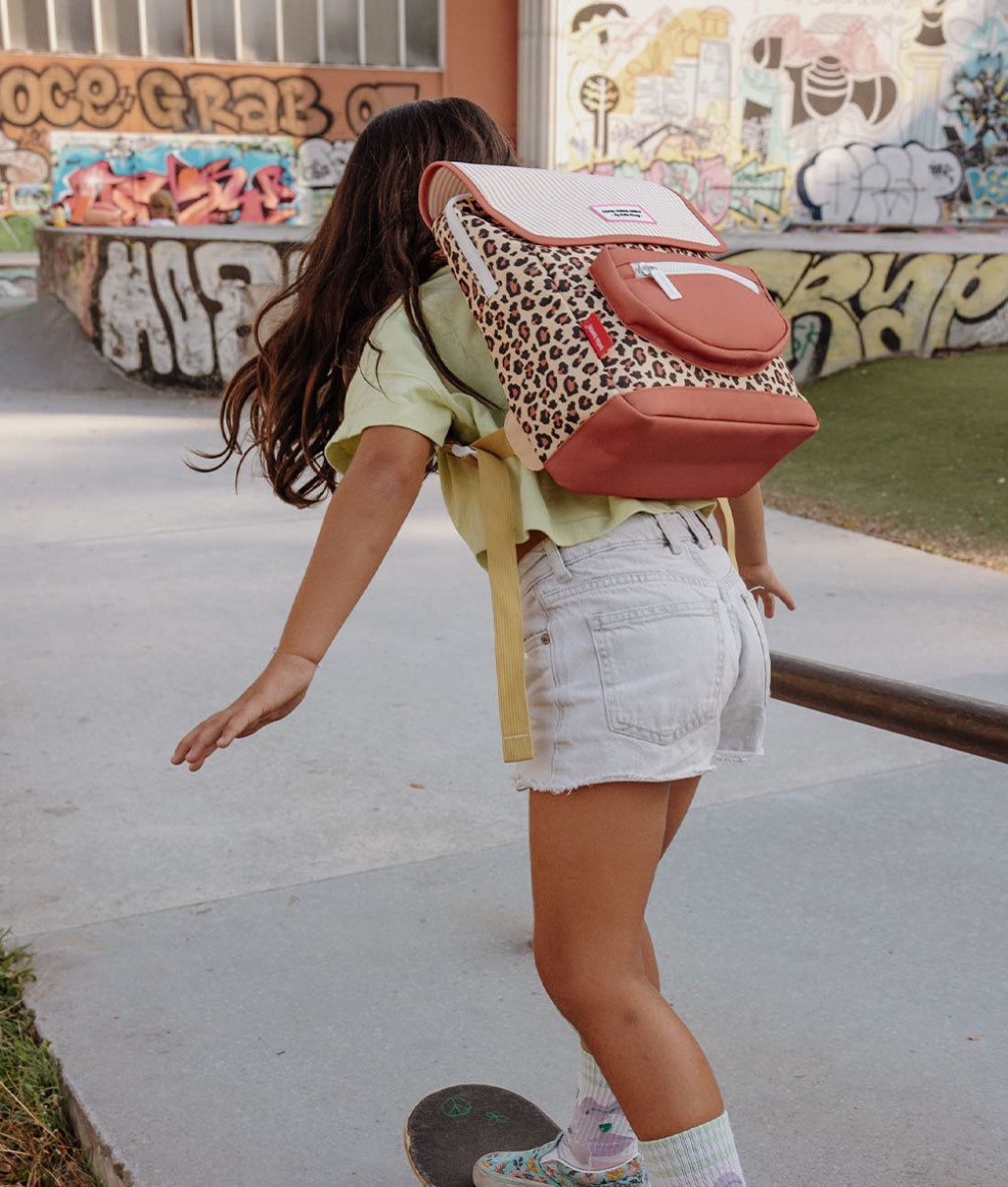 Mochila infantil bege com estampado leopard e bolso arredondado Hello Hossy