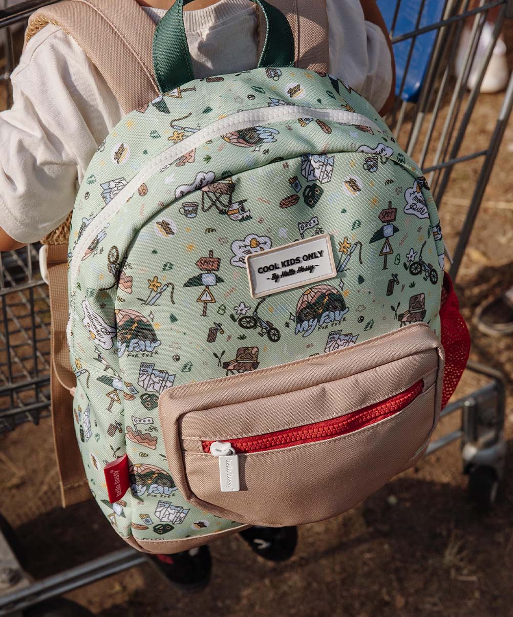 Mochila infantil verde com padrão de viagem e bicicleta, bolso frontal bege, Hello Hossy