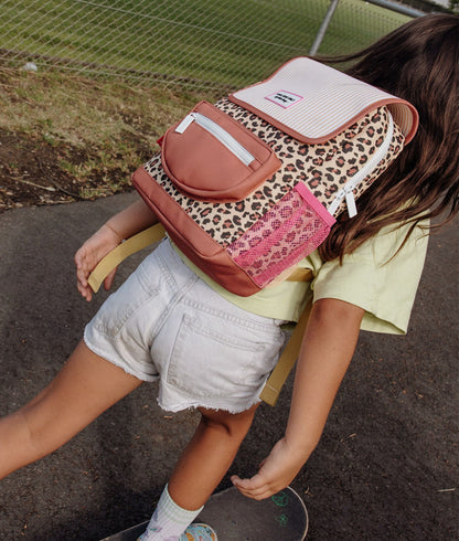 Mochila infantil bege com estampado leopard, bolso frontal rosa Hello Hossy
