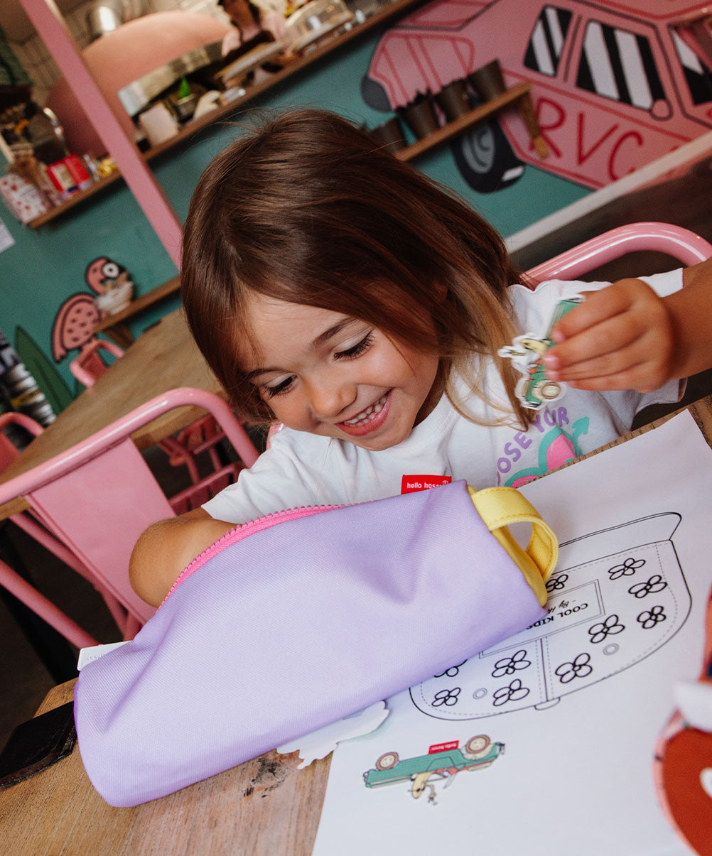 Estojo escolar para criança violeta, detalhe amarelo, fecho rosa Hello Hossy