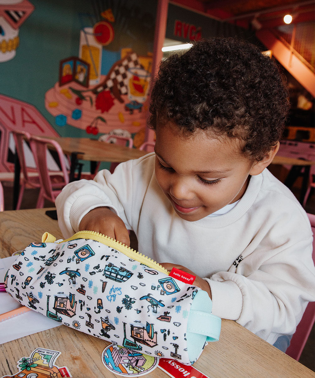 Estojo escolar infantil branco com estampado de viagem e fecho amarelo Hello Hossy