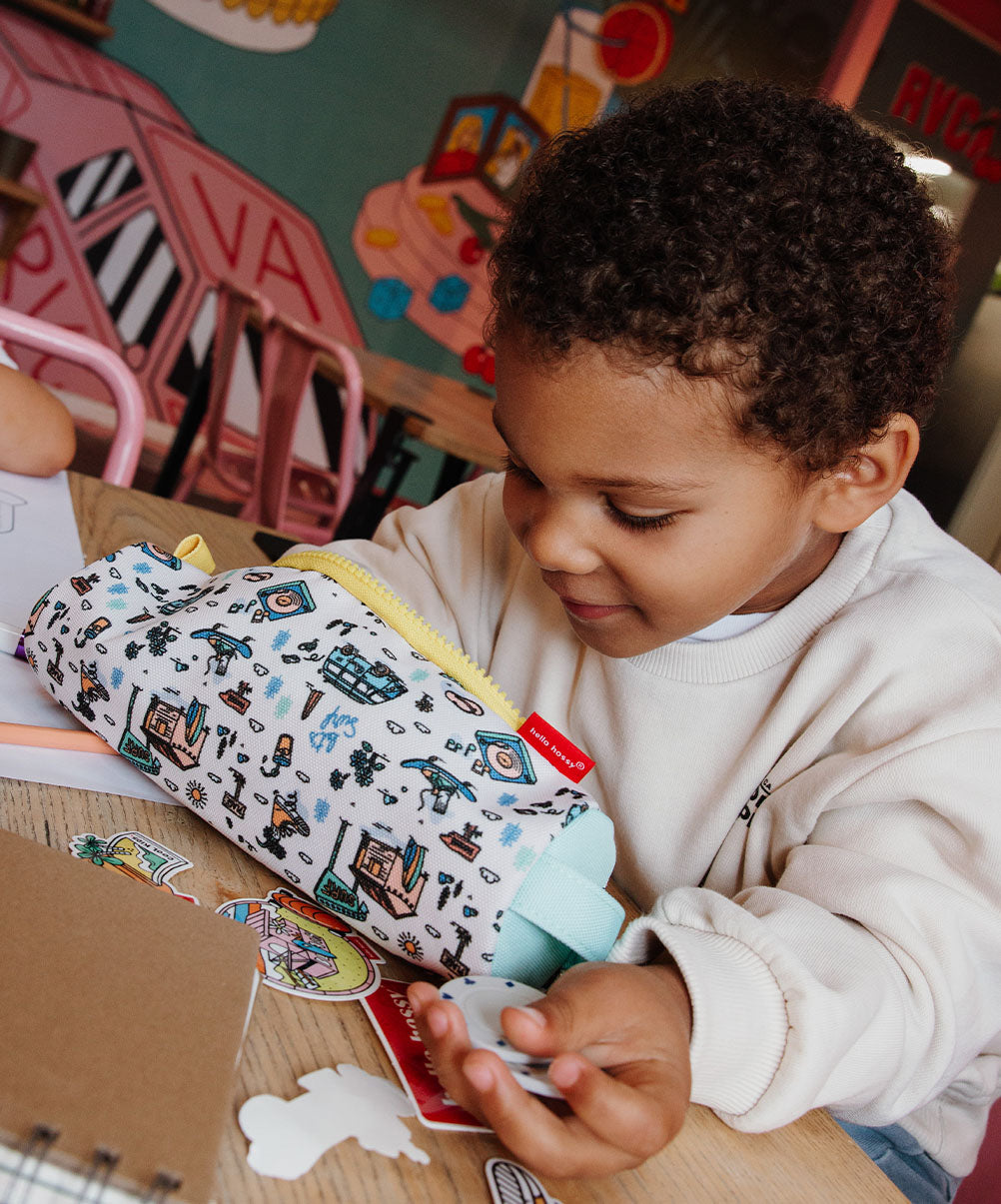 Estojo escolar infantil branco com padrões de viagem e fecho amarelo Hello Hossy