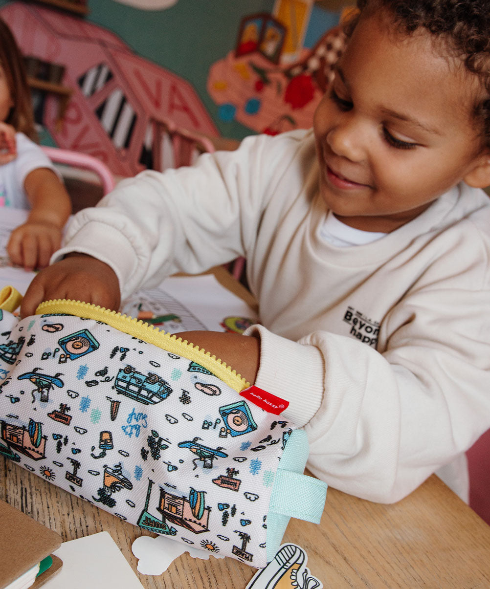 Estojo escolar para criança branco com estampado viagem, fecho amarelo Hello Hossy