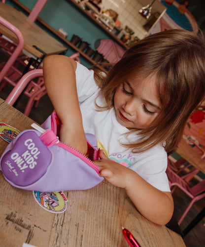 Estojo escolar infantil violeta com fecho rosa e inscrição Cool Kids Only Hello Hossy