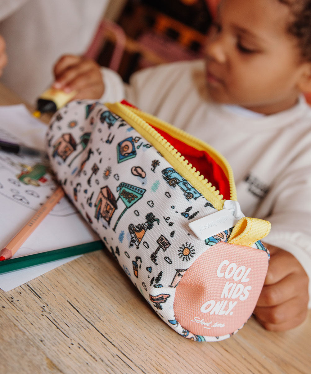Estojo escolar infantil branco com padrões de viagem, fecho amarelo, inscrição Cool Kids Only Hello Hossy