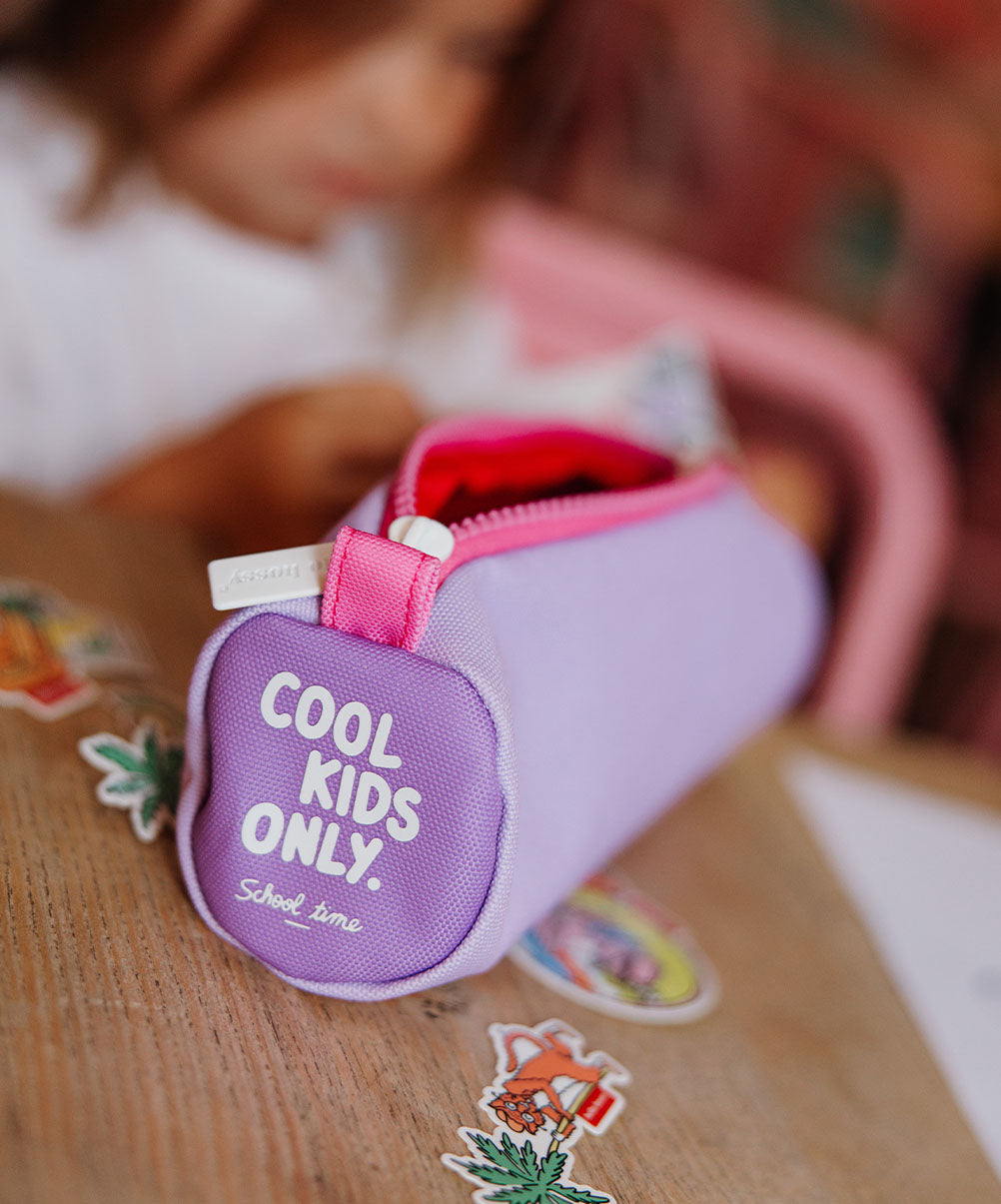 Estojo escolar infantil violette com inscrição Cool Kids Only e fecho rosa Hello Hossy