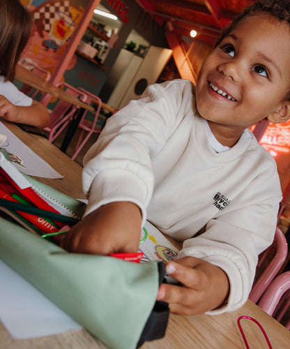 Estojo escolar infantil verde com fecho preto em degradé Hello Hossy