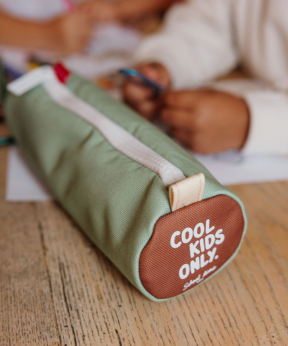 Estojo escolar infantil verde, fecho branco, inscrição Cool Kids Only Hello Hossy