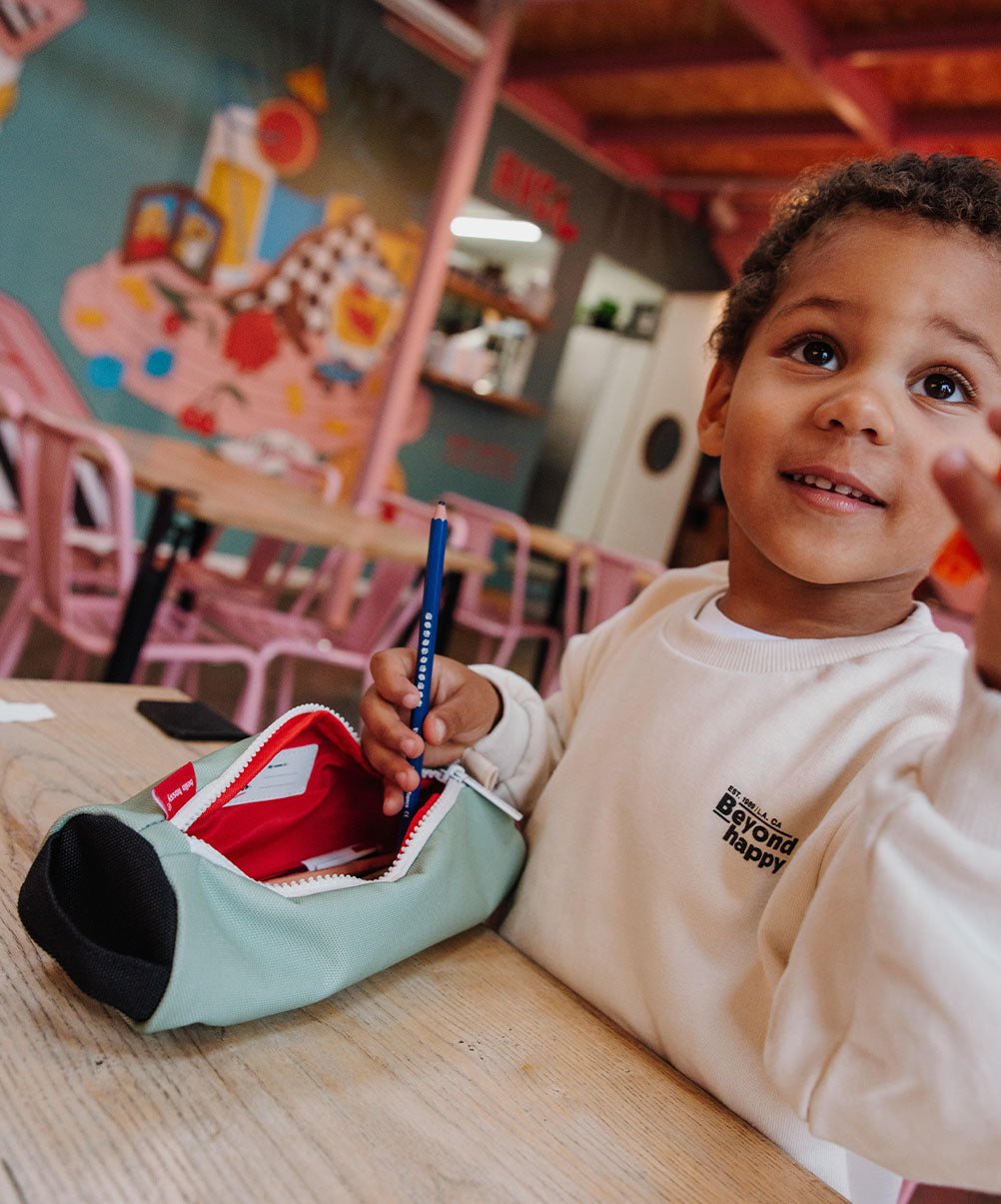 Estojo escolar infantil verde, interior vermelho, fecho branco Hello Hossy